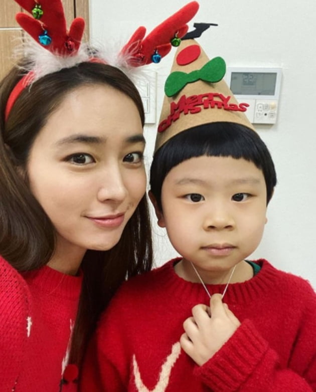 Dong Yi, like a gift.Actor Lee Min-jung has released a photo of her with child actor Kim Joon.On the 24th, Lee Min-jung posted a picture on his Instagram with an article entitled Shopping with Kim Joon in Dong Yi Roha Station.Inside the picture is Lee Min-jung and Kim Joon, who appeared in the TVN drama Spicy Doctor as the son of the cosmics.The pair are wearing red sweaters and showing a Christmas vibe.Meanwhile, Lee Min-jung is filming the movie Christmas Gift with Actor Kwon Sang-woo.a fairy tale that children and adults hear togetherstar behind photoℑat the same time as the latest issue