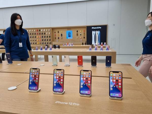 애플 여의도 스토어 매장에 전시된 아이폰12 프로. /이경탁 기자