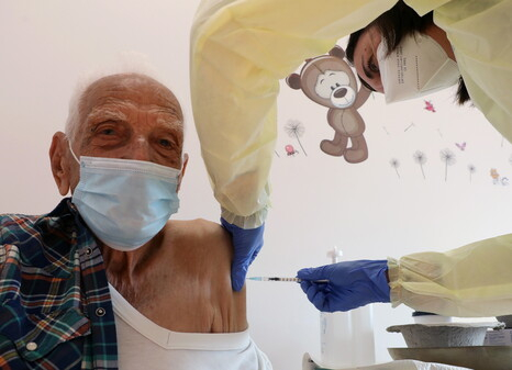 키프로스 니코시아에서 12일 92살 남성이 코로나19 백신을 맞고 있다. EPA/연합뉴스 제공