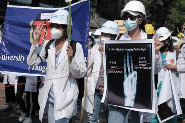 22일 미얀마 국립병원 소속 의료진들이 만달레이 도심에서 반군부 시위를 벌이고 있다. 미얀마 나우 캡처