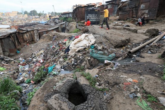 지난해 11월 케냐 나이로비의 마타레 빈민가에서 어린이들이 부서진 하수도 맨홀 옆에서 놀고 있다. 유엔은 전 세계 인구 가운데 42억명은 안전하게 관리되는 위생 시설에 접근 할 수 없다고 밝히고 있다. EPA=연합뉴스