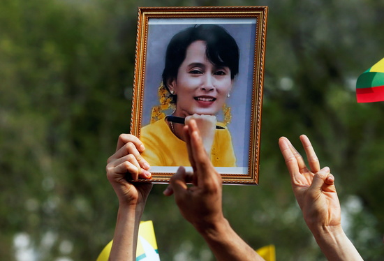 미얀마에서 반(反)쿠데타 시위가 3주째 이어지고 있다. 사진은 지난 22일(현지시각) 방콕 유엔 사무소 앞에서 군사 쿠데타 규탄 시위를 벌이고 있는 한 시위대가 아웅산 수치 국가고문의 사진을 들고 있는 모습. /사진=로이터