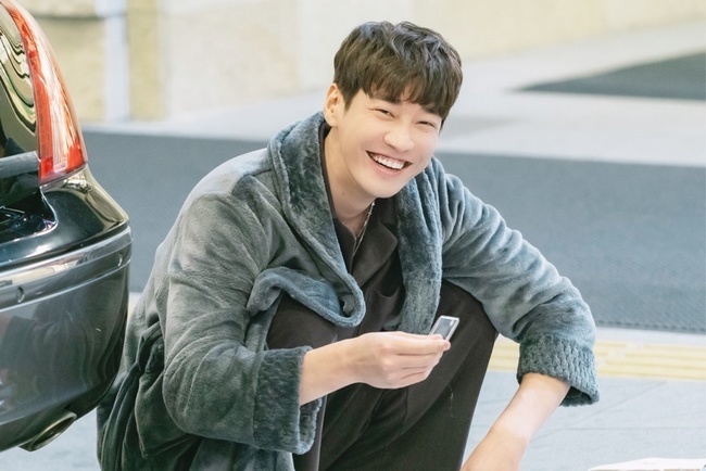 Hello its me! the behind-the-scenes cut of Kim Young-kwang was unveiled.KBS 2TV new drama Hello? Its me! (playplayplay Yoo Song-i / Director Lee Hyun-seok / Co-production Beyond Jay, Ace Maker Movie Works) Behind-the-Cut shows how much fun, happiness, and serious he created Character on the scene.Yoo Hyun, who Kim Young-kwang is drawing, is kicked out of his house because he was betting on his father to earn 1 million won for a week. He ran away with his fathers words to wear only his panties and ran away.In the meantime, Kim Young-kwang, caught by handsome police officers, is impressive in the public photos.Lee Soo-hyuk and Jang Gi-yong made a special appearance, and the three of them finished the filming in a friendly manner. He is trapped in the cage and even laughs while checking the script.Here, the smile of the squid mask borrowed from Choi Kang-hee, who plays the role of the cell (?), is caught by the eye.Two of the plays are intertwined with debt, and Kim Young-kwang is sniping his girlfriend by playing a role as the main character by creating a Cimex lectularius Yoo Hyun Character, which can not be hated.In addition, his serious appearance was revealed to talk with Lee Hyun-seok in the field and not to miss a small scene.Above all, his resale patented laughter, which spreads the Happy Virus throughout the filming site, is acting as a vital element of the filming site.Especially, he played a big role as a publicity fairy for Hello? Its me! Even in a busy schedule.He has always appeared in entertainment programs and radios to promote the drama, and he has been praised by the staff for his sincere and correct attitude, such as shooting a singles picture with Choi Kang-hee, the main character of fantasy growth loco.