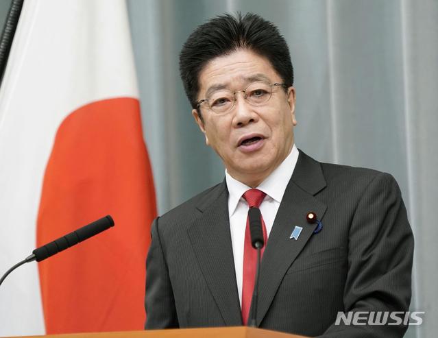 [도쿄=AP/뉴시스]지난해 10월 26일 가토 가쓰노부 일본 관방장관이 총리 관저에서 기자회견을 가지고 있다. 2020.10.28.