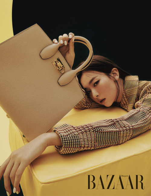 Magazine Harpers Bazaar has released a picture with Red Velvet Seulgi.This season, Ferragamos inspiration was given a motif in the work of movie mogul Alfredo Hitchcock, whose pictorial concept is Mystery Circle.It features the charm of Mystery Woman Seulgi, which has never been seen in a set of black colors, windows, crows and red lights that represent Hitchcock.In addition to the hipe cut that I tried to make a different transformation, Seulgi, who has been able to digest bold poses and expressions that look like models, is especially the back door that attracted the staff with eyes that overwhelmed the eyes.The items in the picture, such as yellow knit dress, encyclopedia structural Fheel, unique silhouette pants suit, and bag that matches knit shirt, are all 2021 S/S season products of the brand, which are combined with the intense eyes of Seulgi and add more charm.Seulgis Mystery The pictures that can feel the charm can be found in the March issue of Harpers Bazaar and on the website.Photo: Harpers Bazaar Korea Harpers BAZAAR