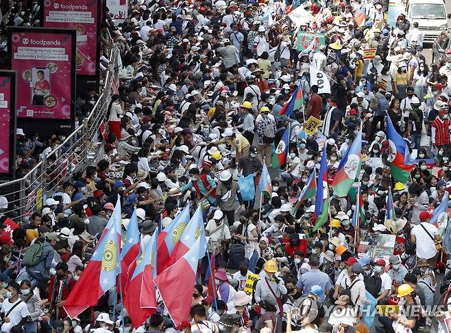 양곤 도심에 쏟아져 나온 미얀마 시위대 (양곤 EPA=연합뉴스) 미얀마 최대 도시 양곤의 흘레단 교차로 일대에 24일 군부 쿠데타에 반대하는 시위대가 집결하고 있다. jsmoon@yna.co.kr