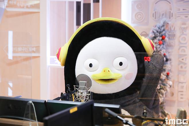 Pengsoo appeared on MBC FM4U Noon Hope Song Kim Shin-Young on the 25th as a special MC.Radio booths decorated with Pengsoo GoodsGiant penguin Pengsoo Enter MBC!Pengsoo with a good greeting Pengha!I heard the stations explanationAhem, Mike Test.Now, Im in rehearsalOK P.D., no problem.a relaxed Pengsooin front of the pen clubs back-to-back rod.fatal close-up beautya 10-year-old DJs spare timeposes with camera discoveryJust before the show started...Finally, its Pengsoo, the Noon Hope Song.Penha!() Continue on this side.The Noon Hope Song Kim Shin-Young is broadcast every day from 12:00 p.m. to 2:00 p.m. on MBC FM4U (91.9 MHz in the metropolitan area), and can be heard through PC and smartphone applications mini.iMBC Photo