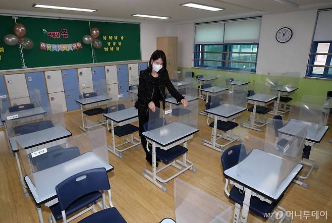 서울의 한 초등학교 1학년 교실에서 담임교사가 신입생 맞이 준비를 하고 있다. / 사진=이기범 기자 leekb@