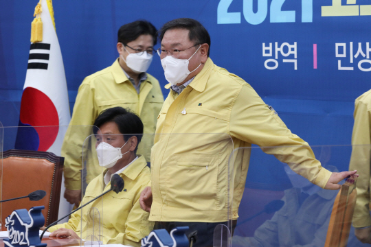 김태년(오른쪽) 더불어민주당 원내대표가 25일 국회에서 열린 정책조정회의를 주재하기 위해 자리에 앉고 있다. 국회사진기자단