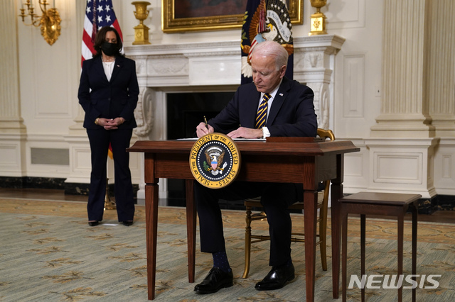 [워싱턴=AP/뉴시스]조 바이든 미국 대통령이 24일(현지시간) 백악관 다이닝룸에서 반도체 등의 미국 공급망에 관한 행정명령에 서명하고 있다. 바이든 대통령은 공급망 안정을 위해 동맹과 협력할 것을 분명히 했다. 2021.02.25.