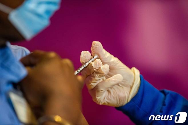 4일 미국 코네티컷 하트포드에서 화이자 백신이 접종되고 있다. © AFP=뉴스1