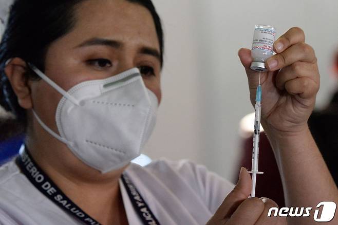 중남미 과테말라의 한 임시 병원에서 한 간호사가 모더나 백신 주사를 준비하고 있다. © AFP=뉴스1