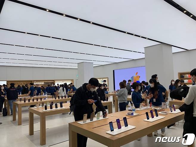 국내 두 번째 애플스토어인 여의도점이 26일 정식으로 개장했다. © 뉴스1