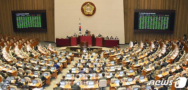 26일 서울 여의도 국회에서 국회 본회의가 열리고 있다.  2021.2.26/뉴스1 © News1 박세연 기자