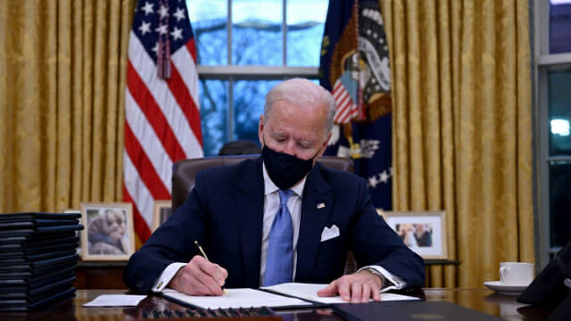 조 바이든 미국 대통령이 24일(현지시간) 전기차배터리와 반도체, 희토류, 의약품 등 4개 분야에 대한 공급망을 검토하는 행정명령에 서명하고 있다. 사진=ZDNet