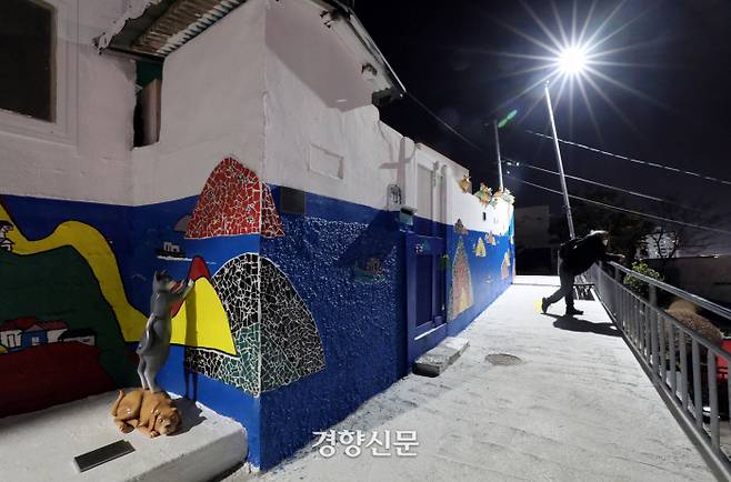 어둠이 내린 동피랑벽화마을은 고요하다. 무언가 아쉬움이 남은 관광객 한 두 명만이 가끔씩 찾아온다. 주민들이 거주하는 공간이기 때문에 야간에 경관조명을 켜진 않는다. /김영민 기자