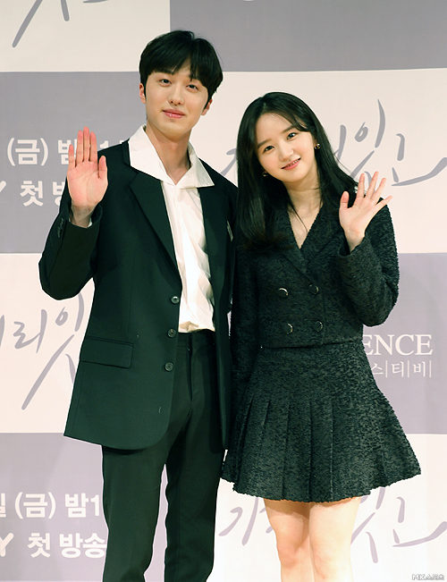 Kang Chan-hee and Park Jung-yeon are attending the production presentation of the original drama Gashiri-to on the 26th, which was conducted online.Gashiri-itgo is a fantasy music romance drama depicting the fate, love and dreams that have surpassed 600 years of Park Yeon (Kang Chan-hee), a 27-year-old genius musician from the past, and Min Yoo-jung (Park Jung-yeon), a 22-year-old busking girl.