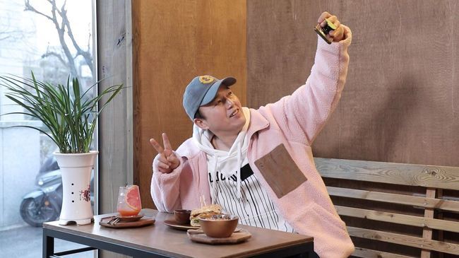 Actor Kim Kwang-kyu will go on hotball Pilgrimage to become hot people.MBCs I Live Alone (planned by Ahn Soo-young / director Huh Hang Kim Ji-woo), which will be broadcast on February 26, will reveal Kim Kwang-kyus full-blown Hot Explorer, which dreams of Hot People.Kim Kwang-kyu, who visited the Yogurtland store with Hot, takes his place after completing the order.While waiting for food, Kim Kwang-kyu went on a search and reinterpreted Grick Yogurtland to predict a laughing bomb.Kim Kwang-kyu admires the food visuals that are not good for eating, leaving a hot-gomsung shot (?) down to air shots and authentication shots.Kim Kwang-kyu looks at the empty bowl with the food and wonders, What is this?When asked about the use of the bowl approaching the employee, the embarrassed employee and Kim Kwang-kyus embarrassment, which regained Memory in a second, explode and laugh.The curiosity of Kim Kwang-kyu, whose whole Hot Flace is a novelty, continues: The unusable newspaper (?Kim Kwang-kyu, who discovered the Is this what you use?, and shows a strange use of laughter.