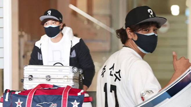 한국 땅 밟은 추신수. 빅리그 시절 달던 17번이 새겨진 유니폼을 받아들었다.