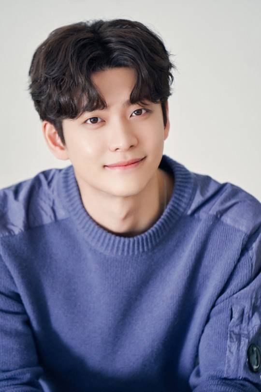 ‘런온’에서 재벌 3세 서단아(최수영 분)와 사랑에 빠지는 연하남 미대생 이영화 역을 맡은 강태오. 제공ㅣ맨오브크리에이션