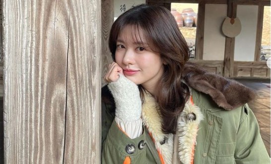 Jung So-min posted two photos on his Instagram on the 26th with the article Young Wary Monthly House.The photo shows Jung So-min posing in the background of a hanok.Jung So-min, who is showing off his casual charm through a khaki outer, is staring at the camera and making a fresh smile.In another photo, he stares somewhere far away and reveals the aspect of the atmosphere goddess.Jung So-mins doll Beautiful looks and innocent charm reveal the surroundings and exclaim.Meanwhile, Jung So-min will meet with fans through the JTBC drama Monthly House.