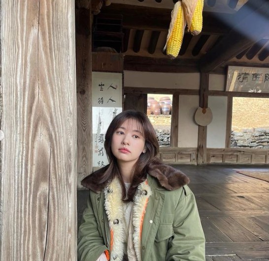 Jung So-min posted two photos on his Instagram on the 26th with the article Young Wary Monthly House.The photo shows Jung So-min posing in the background of a hanok.Jung So-min, who is showing off his casual charm through a khaki outer, is staring at the camera and making a fresh smile.In another photo, he stares somewhere far away and reveals the aspect of the atmosphere goddess.Jung So-mins doll Beautiful looks and innocent charm reveal the surroundings and exclaim.Meanwhile, Jung So-min will meet with fans through the JTBC drama Monthly House.