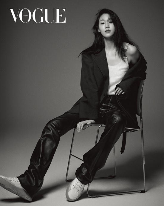Seolhyun has unveiled a photoreal that goes between chic and soft.Seolhyun caught his eye with a sensual yet refined appearance through the March issue of Vogue Korea.Seolhyun showed off her neat visuals as she paired denim with oversized Jacket, leather pants and black tweed Jacket.In an interview with the photo shoot, Seolhyun said, I felt that there are many people who look at me and cheer me while doing this work.That responsibility has been the driving force behind me, he said. I was very interested in the character with the parts I didnt have.I was satisfied with the act while doing such an act, but recently I changed a little. I feel a lot of empathy and I want to hug it. In particular, Seolhyun says, Do you want to develop this much? If you want to do well, you should work harder.When the results come out after the process, I still praise them, he said, adding that he was cool about himself.Seolhyuns interview with the pictorial can be found in the March issue of Vogue Korea.Photo- Vogue Korea