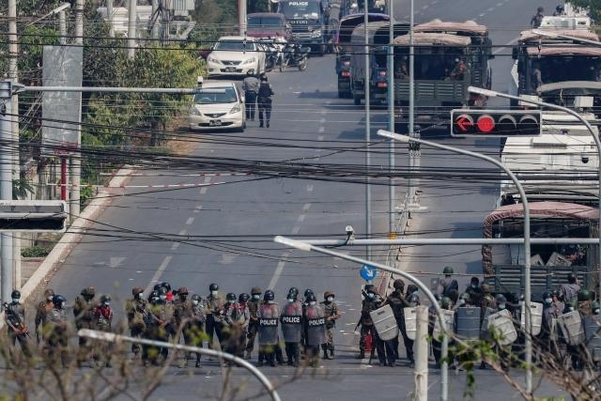 미얀마 제2도시 만달레이에서 27일(현지시간) 진압경찰이 주요 도로를 봉쇄하고 있다. /AP·연합뉴스