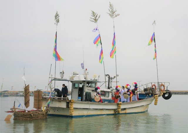 국내 대표적인 풍어제 중 하나인 ‘위도 띠뱃놀이’ 중 띠배가 어선에 매달려 새해 첫 출항을 하고 있다.