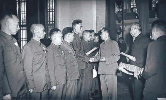 1955년 8월, 대장 계급 수여식을 주관하는 저우언라이. 오른쪽 둘째가 위신칭. [사진 김명호]