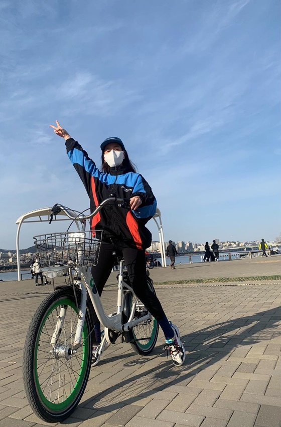 Han Ji-min posted a picture on his Instagram page on 27th with a hashtag: Bicycle, V (V), Heart Emoticons and goodweekend.Han Ji-min in the public photo is wearing comfortable clothes, sneakers, and hats and posing.His appearance of enjoying Seouls share bicycle is felt as a single picture.Kim Hye-soo, who encountered this, commented with LIke, Seouls share bicycle love.Meanwhile, Han Ji-min appeared in the film The José (director Kim Jong-kwan), which was released last year.
