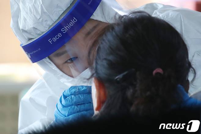 한 간호사가 코로나19  검체를 채취하고 있다. /뉴스1 © News1