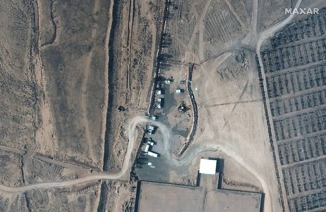 지난 25일 미군의 공습을 받기 전 시리아 내 친이란계 민병대 시설의 사진. 10여 채의 건물이 서있는 모습이 명확하다.