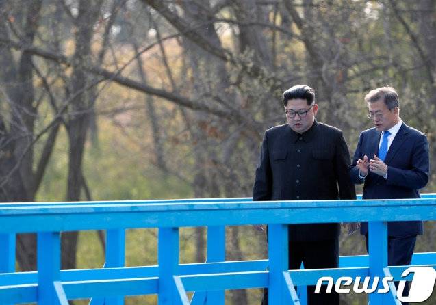 군사분계선 표식물이 있는 ‘도보다리’까지 산책을 하며 담소를 나누는 문재인 대통령과 김정은 국무위원장. 2018.4.27/뉴스1