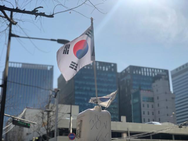 26일 오후 서울 종로구 한 가게 위에 오래돼 해진 태극기가 걸려 있다. 이승엽 기자