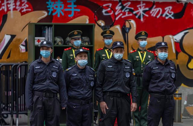 중국 춘제(우리의 설) 연휴기간인 15일 경찰과 군인들이 시민과 관광객이 오가는 상하이의 거리에서 줄맞춰 도열한 채 행인들의 움직임을 주시하고 있다. 상하이=EPA 연합뉴스