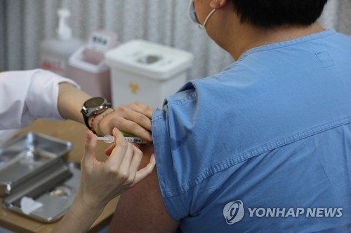27일 오전 서울시 중구 을지로 국립중앙의료원 중앙예방접종센터에서 의료진이 화이자 백신을 접종 받고 있다. 사진공동취재단·연합뉴스