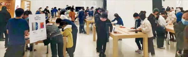 중국 베이징 시민들이 지난 27일 차오양구의 다웨청 쇼핑몰 애플 매장에서 쇼핑을 즐기고 있다. 입장 인원을 제한한 애플 매장엔 코로나19 사태 이후 1년여 만에 대기줄까지 생겼다. 강현우 특파원