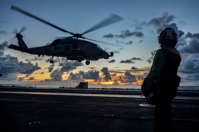 지난해 7월 남중국해에 있는 미 해군 항공모함 로널드 레이건호에서 해상작전용 씨호크(Sea Hawk) 헬기가 이륙하는 모습. 로이터연합뉴스