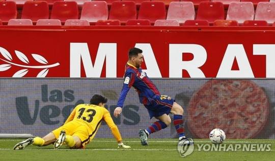 바르셀로나 리오넬 메시가 28일 스페인 라리가 세비야와의 경기서 골을 성공시키고 있다. (로이터=연합뉴스)