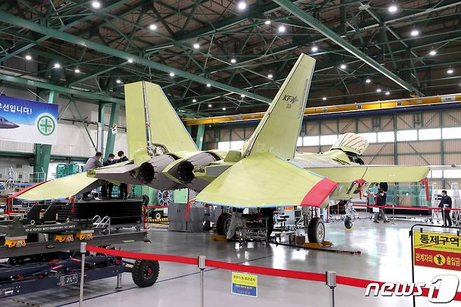 지난달 24일 경남 사천 한국항공우주산업(KAI) 사천공장에서 한국형전투기 KF-X 시제기 막바지 조립 작업이 진행되고 있다.(국방일보 제공) 2021.3.1/뉴스1 © News1 민경석 기자
