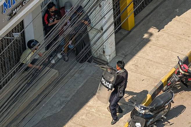 미얀마에서 군부 쿠데타에 저항하는 2차 총궐기가 있었던 지난 28일(현지시각) 북동부 샨주 타웅지에서 경찰이 반쿠데타 시위 참가자를 향해 총을 겨누고 있다. 타웅지/AFP 연합뉴스