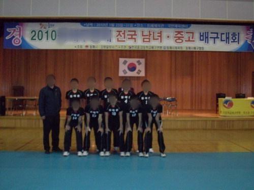 2010년 부산 동래중 배구부원들이 대회에 출전한 모습. 왼쪽이 김 전 감독. 독자 제공