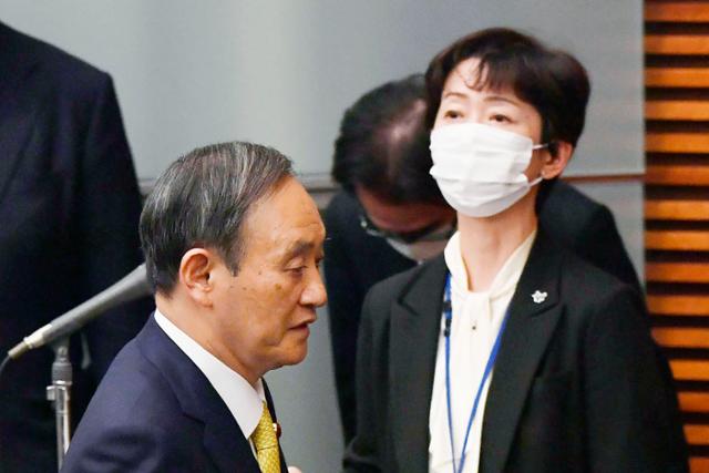 야마다 마키코 일본 내각공보관이 스가 요시히데 총리의 장남인 세이고로부터 접대를 받은 문제로 1일 사임했다. 사진은 작년 12월 4일 총리관저에서 열린 기자회견 때의 스가(왼쪽) 총리와 야마다(오른쪽) 내각공보관의 모습. 도쿄=교도 연합뉴스