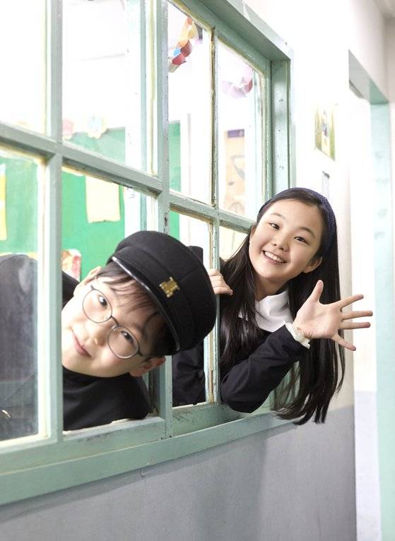 서울교육박물관의 옛 교실 창문으로 고개를 빼꼼 내민 안강(왼쪽) 학생기자와 윤현지 학생모델.