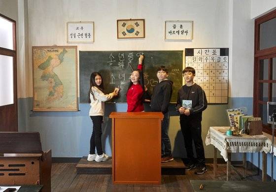 초록색 칠판에 분필로 ‘소년중앙’ 글자를 적어본 학생기자단.