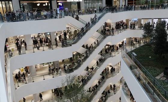 연휴인 1일 오후 서울 여의도 '더현대 서울'이 쇼핑을 즐기는 시민들로 붐비고 있다. 방역당국은 수도권 2단계, 비수도권 1.5단계인 사회적 거리두기를 이날부터 14일까지 2주간 추가로 연장했다. 뉴스1