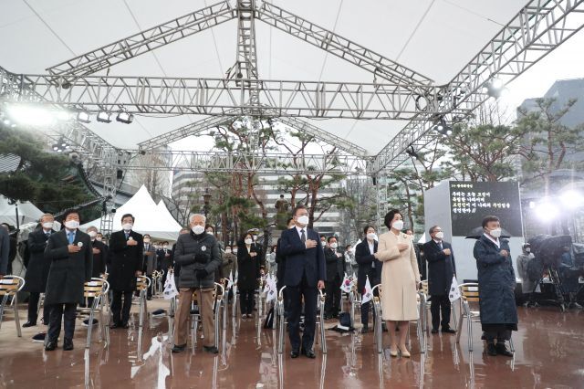 문재인 대통령이 1일 오전 서울 종로구 탑골공원에서 열린 제102주년 3·1절 기념식에 참석해 국민의례를 하고 있다. 뉴시스