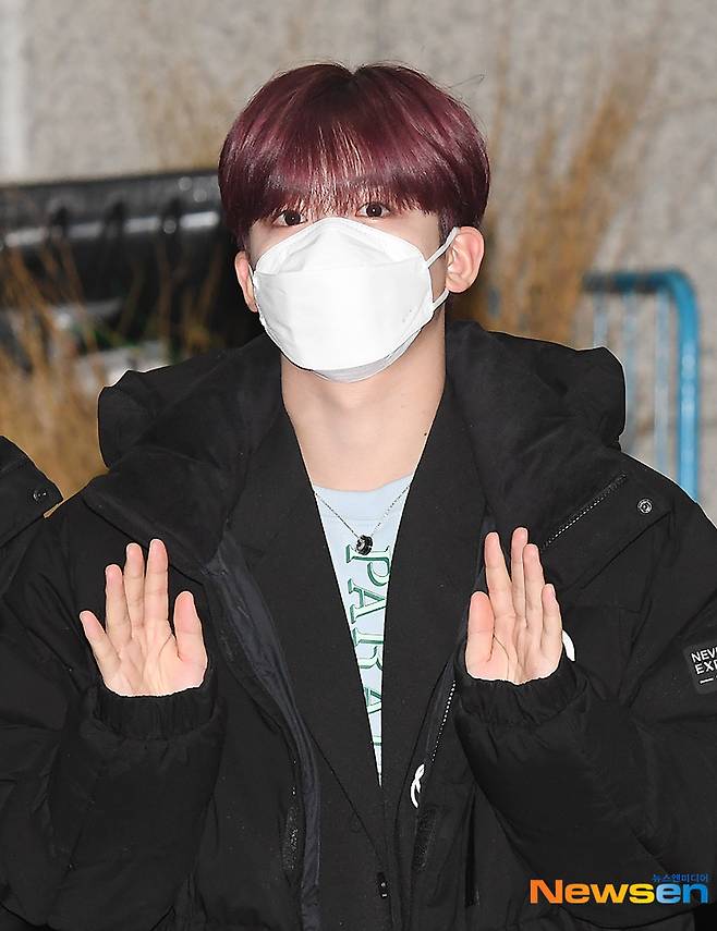 Group Wi-Ei Kim Yo-han is entering MBC Dream Center in Dong-gu, Ilsan, Gyeonggi-do for the recording schedule of MBC every1 Weekly Idol on the afternoon of March 1.