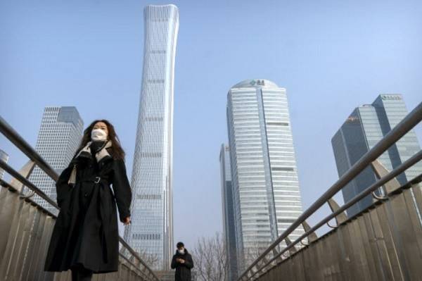 지난달 25일 중국 베이징에서 시민들이 코로나19 예방용 마스크를 쓴 채 거리를 걷고 있다. 베이징=AP연합뉴스